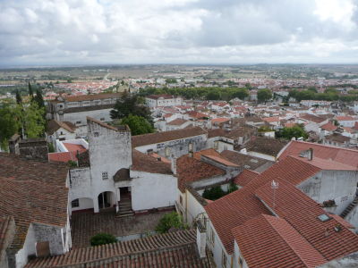 Pohľad na Évoru zo strechy katedrály je veľmi malebný vďaka šinďlovým strechám a bielym domom