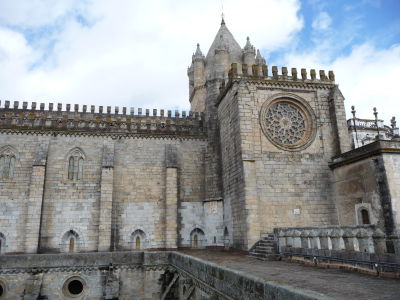 Črty pevnosti si katedrála uchováva i pri pohľade z ambitu