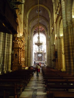 Goticky štíhla hlavná loď katedrály