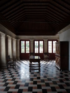 Interiéry paláca disponujú dobovým nábytkom