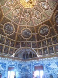 Sála erbov so zdobeným stropom a stenami obloženými dlaždicami azulejos