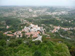 Takýto výhľad na okolitú krajinu mali obrancovia hradu - v strede mesto Sintra