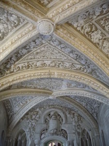 Bohato zdobený strop paláca