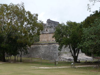 Zvyšky budov v Chichén Itzá - Casa Colorada