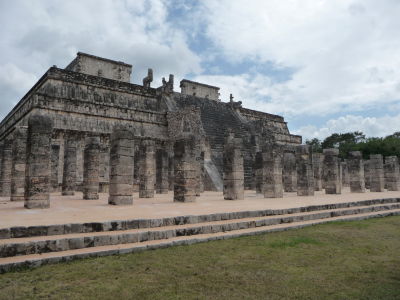 Chrám bojovníkov (Templo de los Guerreros) a kolonáda