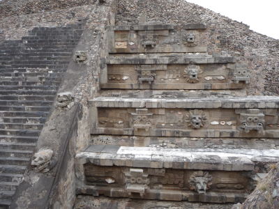 Operené hady na Quetzalcoatlovej pyramíde