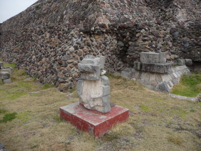 Pri úpätí pyramídy bolo nájdených množstvo artefaktov a sôch