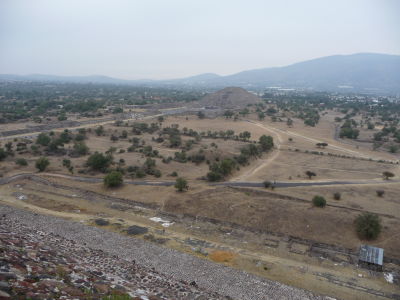 Pohľad zo Slnečnej pyramídy na Mesačnú pyramídu