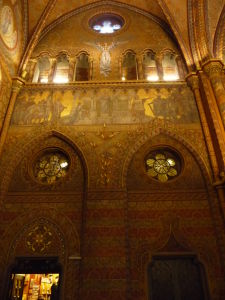 Bohato zdobený interiér Chrámu kráľa Mateja