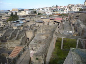 Dolu antické mesto Herculaneum, hore dnešné mesto Ercolano - a pod ním zvyšok antického mesta