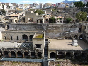 Dolu antické mesto Herculaneum, hore dnešné mesto Ercolano - a pod ním zvyšok antického mesta