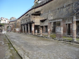 Hlavná západno-východná ulica Herculanea - Decumanus Maximus a ruiny obytných domov