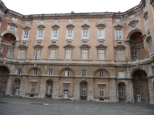 Nádvorie kráľovského paláca Reggia v Caserte