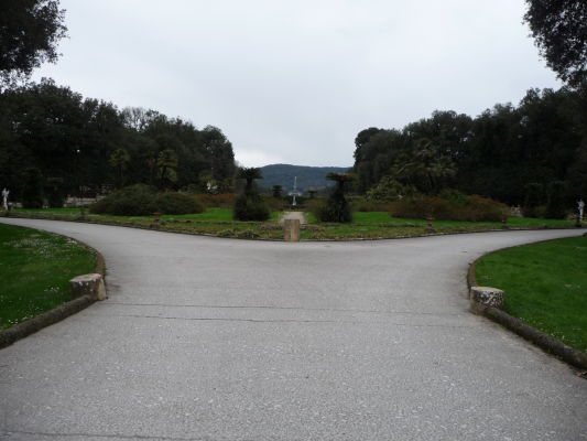 Pohľad na vzdialený koniec parku kráľovského paláca Reggia di Caserta