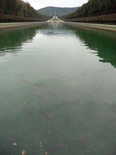 Vodný kanál v strede parku kráľovského paláca Reggia di Caserta - pohľad na ďaleký koniec parku