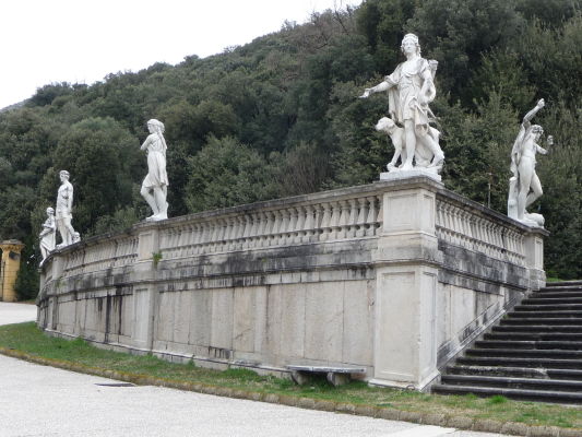 Sochy v parku kráľovského paláca Reggia di Caserta