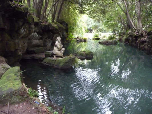 Socha kúpajúcej sa Venuše v botanickej záhrade kráľovského paláca Reggia di Caserta