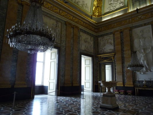 Jedna z monumentálnych sál kráľovského paláca Reggia v Caserte