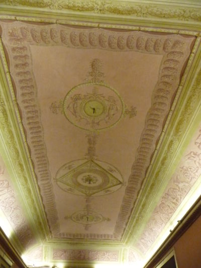 Veľmi striedma neoklasicistická dekorácia stropu v kráľovskom paláci Reggia di Caserta