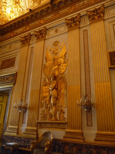 Empír, označovaný aj ako neskorý neoklasicizmus, dominuje tejto veľkej miestnosti v kráľovskom paláci Reggia di Caserta