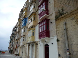 V uliciach Valletty - Typické balkóny