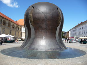 Maribor - Námestie slobody - Pamätník oslobodenia Juhoslávie J. B. Tita