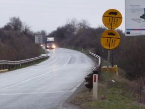 Dopravná značka - Kto prejde prvý? Kamión alebo tank?