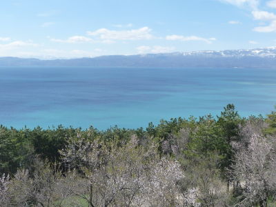 Modrá hladina Ohridského jazera a balkánske hory