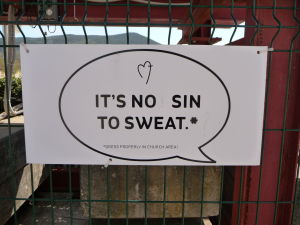 "Potiť sa nie je hriech." - Upozornenie na to, aby sa návštevníci dôstojne odeli a zakryli všetky svoje odhalené končatiny