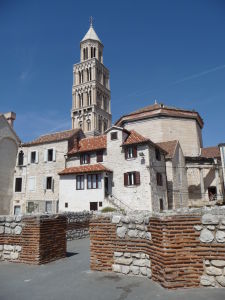 Pohľad z jedálne (triclinia) na vežu katedrály a mauzóleum (vpravo od veže)