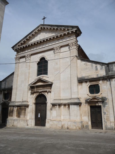 Katedrála Nanebovstúpenia Panny Márie v chorvátskej Pule - hlavná fasáda