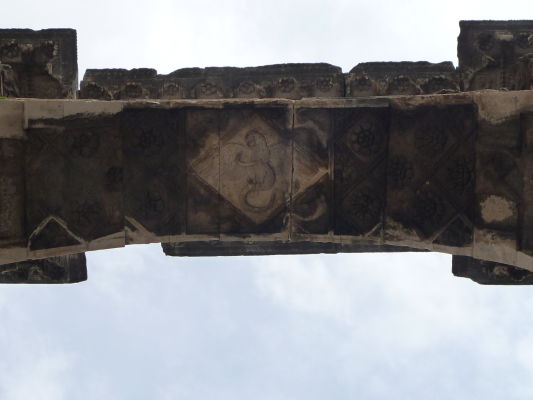 Reliéf hada a orla (zlo proti dobru v rímskom symbolizme) na Oblúku Sergiovcov v Pule