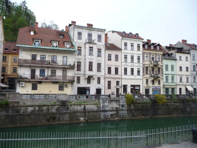 Centrum mesta sa rozprestiera v okolí riečky Ľubľanica