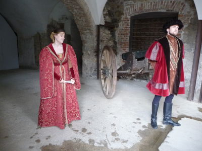 Herci oboznamujúci návštevníkov hradu s jeho históriou a životom na ňom