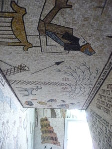 Chodby synagógy lemované mozaikami