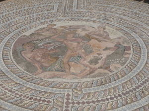 Dom Thésea - Mozaika znázorňujúca Thésea (v strede), ako zabíja Minotaura (dolu)