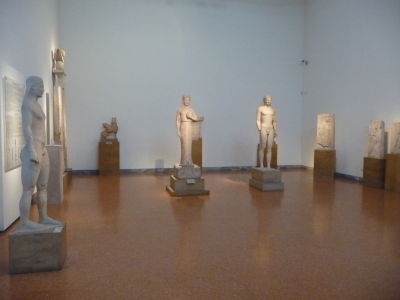 Typické grécke sochy mladých chlapcov - Kouros - používané aj ako náhrobky