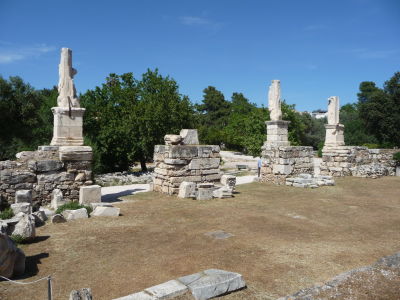 Aténska agora - pozostatky sôch, ktoré kedysi podopierali strechu