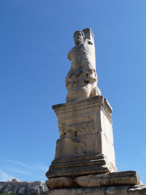 Aténska agora - pozostatky sôch, ktoré kedysi podopierali strechu