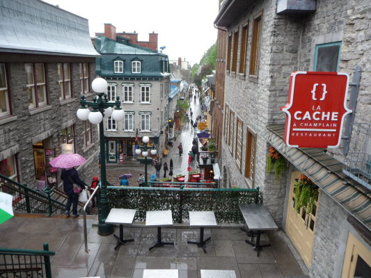 Kamenné uličky dolnej časti (Basse-Ville) Québecu - najznámejšou je ulička Rue du Petit Champlain, plná obchodíkov, kaviarní a občerstvení
