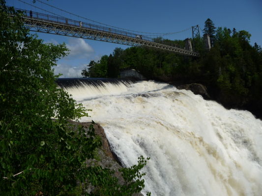 Pešia lávka vedúca tesne ponad vodopád Montmorency pri Québecu