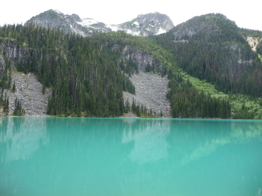 Prostredné Joffreho jazero v provinčnom parku v Britskej Kolumbii