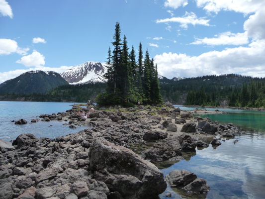 Jazero Garibaldi v provinčnom parku Garibaldi v Britskej Kolumbii v Kanade - jeden z ostrovov Battleship Islands