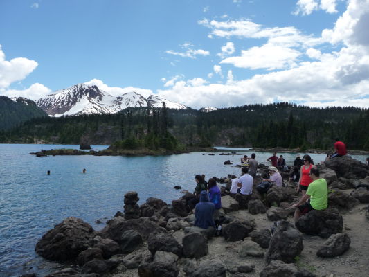 Davy turistov pri jazere Garibaldi v provinčnom parku Garibaldi v Britskej Kolumbii v Kanade