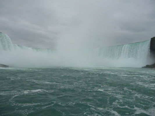 Vodopád Podkova (Horseshoe Falls) je súčasťou Niagarských vodopádov - pohľad z lode