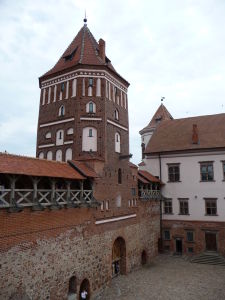 Nádvorie hradu Mir - Hlavná vstupná veža