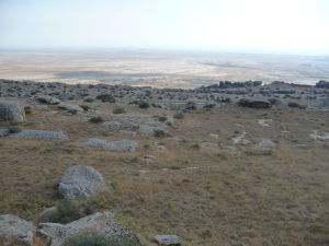 Národný park Gobustan - Výhľad na planinu rozliehajúcu sa až ku Kaspickému moru (kedysi bola tiež morským dnom)