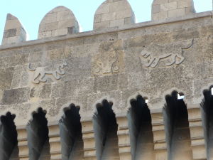 Na vstupnej bráne sú dva levy a býk - symbol vládcu - Shirvanshaha