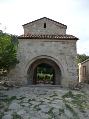 Jedna z brán do kláštora Dželati, pod ktorou leží gruzínsky kráľ Dávid Staviteľ