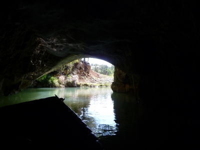 Prométeova jaskyňa - Loďky na podzemnom jazere nás odvážajú von